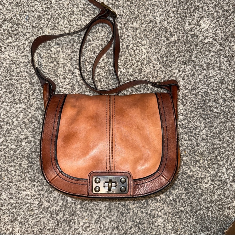 👜 Fossil Vintage Leather Crossbody Saddle Bag – Brown – Key Print Lining